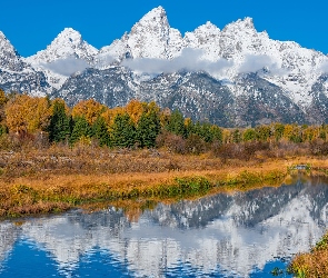 Stany Zjednoczone, Park Narodowy Grand Teton, Drzewa, Rzeka, Jesień, Góry Teton Range, Odbicie, Mgła, Stan Wyoming, Ośnieżone