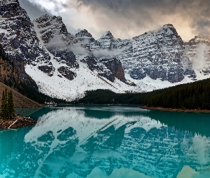 Park Narodowy Banff, Prowincja Alberta, Drzewa, Kanada, Chmury, Góry, Jezioro, Moraine Lake, Ośnieżone