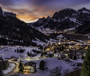 Val Gardena, Dolina, Włochy, Alpy, Dolomity, Góry, Oświetlone, Bolzano, Gmina, Santa Cristina, Zima