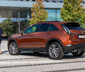 Cadillac XT4 350D, Kobieta