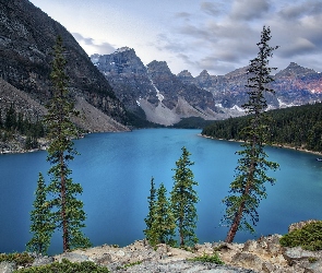 Kanada, Jezioro, Skały, Moraine Lake, Park Narodowy Banff, Lasy, Chmury, Góry, Prowincja Alberta, Drzewa