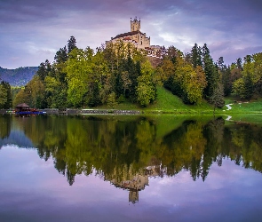 Jezioro, Chmury, Zamek Trakoscan, Wzgórze, Jesień, Drzewa, Chorwacja, Odbicie