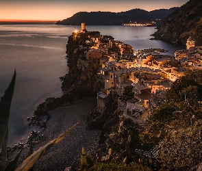 Domy, Morze Liguryjskie, Prowincja La Spezia, Włochy, Zachód słońca, Skały, Zatoka, Góry, Vernazza