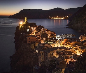 Vernazza, Włochy, Noc, Morze, Oświetlone, Domy, Wybrzeże