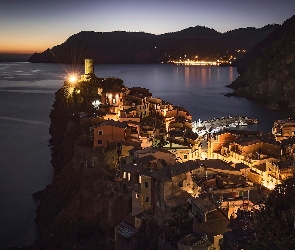 Domy, Oświetlone, Vernazza, Noc, Morze, Włochy, Wybrzeże