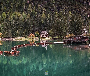 Lago di Braies, Las, Jezioro Pragser Wildsee, Włochy, Kościół, Domek, Drewniany, Łódki, Góry Dolomity