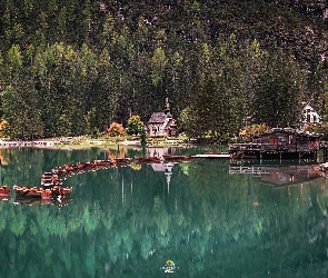 Włochy, Łódki, Drewniany, Kościół, Domek, Las, Jezioro Pragser Wildsee, Lago di Braies, Góry Dolomity