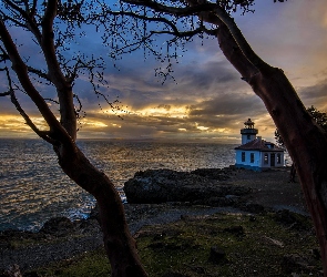 Latarnia morska, Stan Waszyngton, Zachód słońca, Stany Zjednoczone, Wyspa San Juan, Chmury, Lime Kiln Lighthouse, Morze, Drzewa