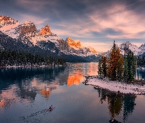 Kajak, Lasy, Kanada, Jezioro, Maligne Lake, Park Narodowy Jasper, Drzewa, Alberta, Zachód słońca, Zima, Góry