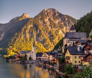 Góry, Drzewa, Zachód słońca, Domy, Hallstatt, Jezioro Hallstattersee, Austria, Miasto