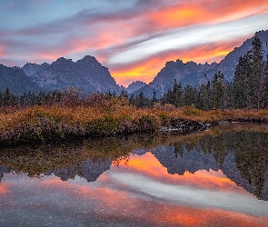 Zachód słońca, Stan Idaho, Drzewa, Stany Zjednoczone, Odbicie, Jezioro, Jesień, Góry, Sawtooth Range
