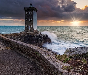 Francja, Kermorvan lighthouse, Skały, Droga, Latarnia morska, Morze, Chmury, Promienie słońca, Bretania, Murek