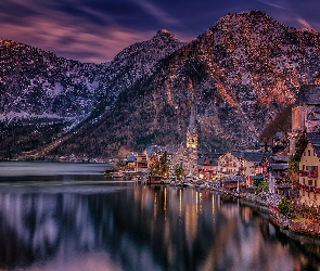 Alpy Salzburskie, Hallstatt, Austria, Poranek, Domy, Jezioro Hallstattersee, Kościół, Góry