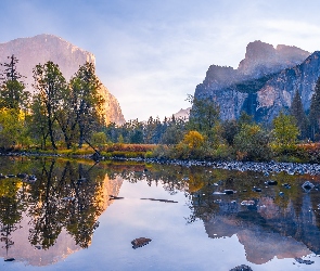 Góry Sierra Nevada, 
Drzewa, Park Narodowy Yosemite, Merced River, Stany Zjednoczone, Rzeka, Kalifornia, Kamienie