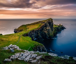 Latarnia morska, Neist Point Lighthouse, Morze Szkockie, Wyspa Skye, Zachód słońca, Szkocja, Wybrzeże, Chmury, Półwysep Duirinish, Klif, Skały