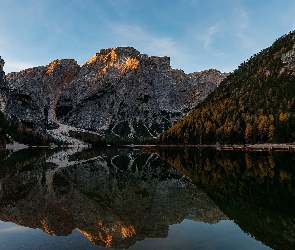 Południowy Tyrol, Góry, Włochy, Dolomity, Łódki, Jezioro Pragser Wildsee, Chmury, Kościół