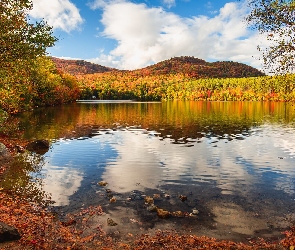 Drzewa, Góry, Mirror Lake, Jezioro, Stany Zjednoczone, Tuftonboro, Chmury, Stan New Hampshire, Jesień