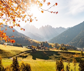 Dolomity, Kościół, Włochy, Góry, Masyw Odle, Santa Maddalena, Drzewa, Wieś, Jesień, Lasy, Dolina Val di Funes, Domy