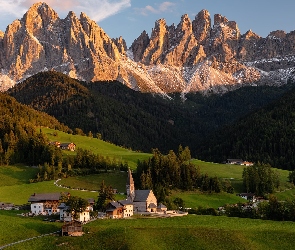 Dolomity, Góry, Kościół, Dolina, Val di Funes, Włochy, Santa Maddalena, Domy, Lasy, Drzewa, Wieś