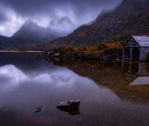 Australia, Cradle Mountain, Drzewa, Park Narodowy Cradle Mountain, Góry, Dove Lake, Mgła, Szopa, Tasmania, Jezioro