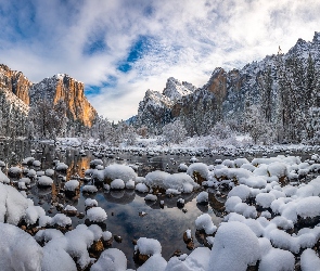 Park Narodowy Yosemite, Góry, Stan Kalifornia, Stany Zjednoczone, Chmury, Kamienie, Rzeka Merced, Drzewa, Zima