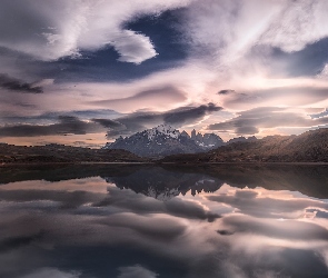 Jezioro, Odbicie, Góry, Chile, Park Narodowy Torres del Paine, Laguna Amarga, Patagonia, Chmury