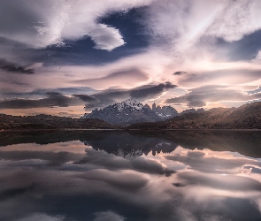 Odbicie, Laguna Amarga, Góry, Jezioro, Patagonia, Chmury, Chile, Park Narodowy Torres del Paine