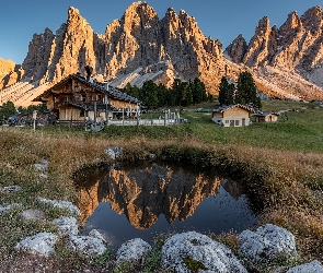 Chmury, Góry, Odbicie, Dolomity, Tyrol, Włochy, Dom, Kamienie, Drzewa, Kałuża, Park krajobrazowy Puez Odle