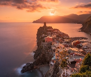 Włochy, Zachód słońca, Zatoka, Góry, Skały, Morze Liguryjskie, Prowincja La Spezia, Domy, Vernazza