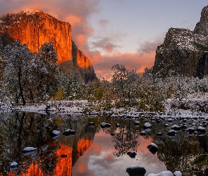Rzeka, Drzewa, Stany Zjednoczone, Góry, Rozświetlony, Park Narodowy Yosemite, Dolina Yosemite Valley, Stan Kalifornia, Merced River, Śnieg, Szczyt El Capitan