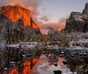Rzeka, Merced River, Park Narodowy Yosemite, Dolina Yosemite Valley, Śnieg, Stany Zjednoczone, Góry, Stan Kalifornia, Drzewa, Rozświetlony, Szczyt El Capitan