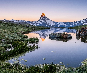 Szwajcaria, Kanton Valais, Szczyt Matterhorn, Góry Alpy, Jezioro Stellisee, Kamienie