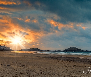 Francja, Chmury, Fort National, Promienie słońca, Morze, Domy, Bretania, Gmina Saint Malo, Plaża