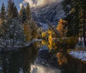 Promienie słońca, Śnieg, Stany Zjednoczone, Drzewa, Rzeka, Jesień, Park Narodowy Yosemite, Stan Kalifornia, Góry, Chmury, Merced River