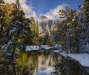Rzeka, Drzewa, Park Narodowy Yosemite, Góry, Kalifornia, Merced River, Stany Zjednoczone, Śnieg