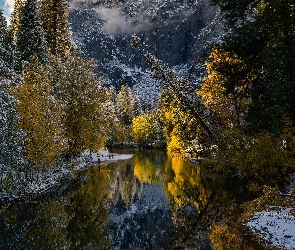 Jesień, Stan Kalifornia, Śnieg, Stany Zjednoczone, Góry, Park Narodowy Yosemite, Drzewa, Rzeka, Merced River