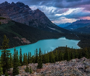 Skały, Góry, Jezioro Peyto Lake, Park Narodowy Banff, Kanada, Zachód słońca, Chmury, Alberta, Drzewa