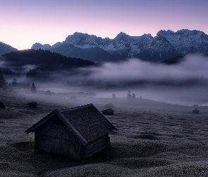 Niemcy, Miejscowość Krun, Mgła, Jezioro Geroldsee, Góry Karwendel, Drzewa, Dom, Drewniany, Bawaria, Las