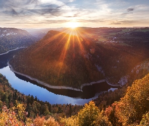 Promienie słońca, Neuchatel, Tama Chatelot, Wzgórza, Szwajcaria, Lac de Moron, Jesień, Drzewa, Las, Jezioro