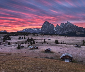 Dolina Val Gardena, Góry Sassolungo, Płaskowyż Seiser Alm, Włochy, Zachód słońca, Domki, Drewniane, Drzewa, Dolomity