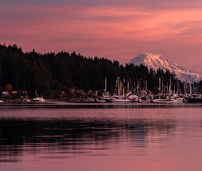 Mount Rainier, Drzewa, Port, Zatoka Gig Harbor, Zachód słońca, Stany Zjednoczone, Przystań, Stan Waszyngton, Góra, Żaglówki, Jezioro