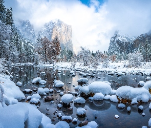 Mgła, Drzewa, Kamienie, Chmury, Park Narodowy Yosemite, Stan Kalifornia, Zima, Góry, Stany Zjednoczone, Rzeka Merced