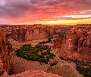 Canyon de Chelly National Monument, Arizona, Stany Zjednoczone, Zachód słońca, Drzewa, Skały, Dom, Kanion