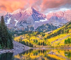 Odbicie, Jesień, Drzewa, Chmury, Jezioro, Szczyty Maroon Bells, Maroon Lake, Stan Kolorado, Góry Skaliste, Stany Zjednoczone