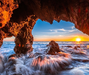 Morze, Kalifornia, Stany Zjednoczone, Zachód słońca, Skały, Fale, Jaskinia, Malibu
