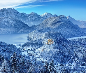 Niemcy, Lasy, Jezioro Alpsee, Drzewa, Zima, Góry, Zamek Hohenschwangau, Jezioro Schwan, Bawaria, Śnieg