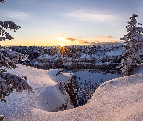 Kanton Neuchatel, Szwajcaria, Świerki, Śnieg, Skały, Promienie słońca, Zima