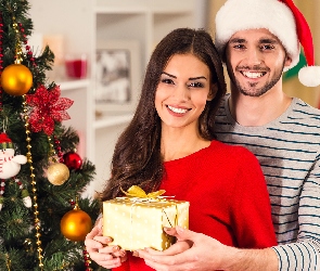 Prezent, Spojrzenie, Uśmiech, Ręce, Kobieta, Choinka, Mężczyzna, Czapka, Boże Narodzenie, Mikołaja