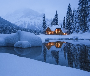 Mgła, Góry, Kanada, Jezioro, Emerald Lake, Park Narodowy Yoho, Drzewa, Zima, Chmury, Dom, Śnieg