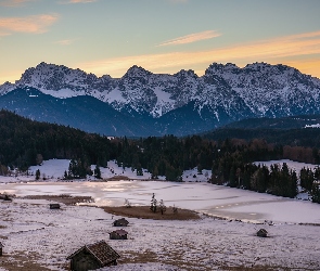 Góry Karwendel, Bawaria, Zima, Niemcy, Miejscowość Krun, Domek, Jezioro Geroldsee, Las, Drzewa